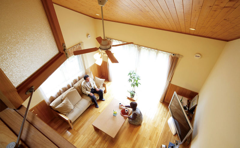 土岐市の自然素材住宅に暮らす家族